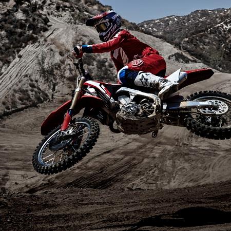 CRF450R CRF450R Den första riktiga re-designen av CRF450R på åtta år med en HRCinspirerad motor boostad med ytterligare 11% toppeffekt och ett starkare vridmoment genom hela varvtalsregistret.