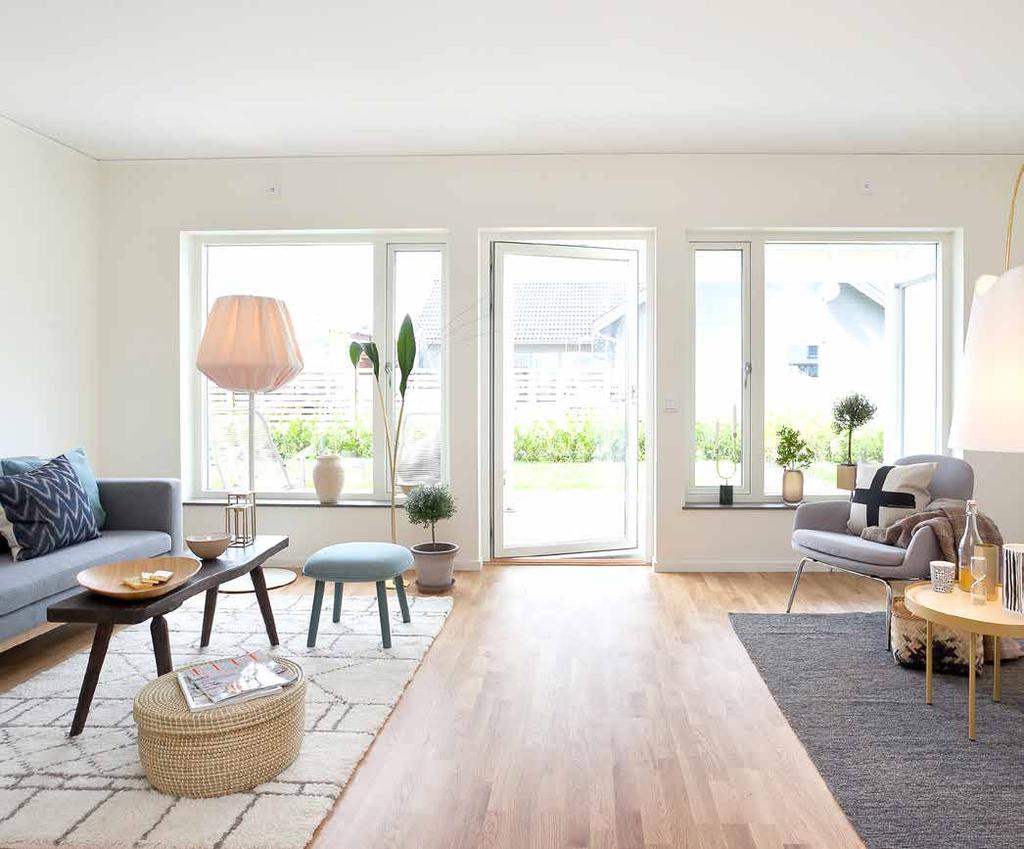 HEMMA. SOM I VILLA, FAST MYCKET BEKVÄMARE Husen har en fantasisk planlösning där kök, matplats och vardagsrum får breda ut sig över hela bottenvåningen.