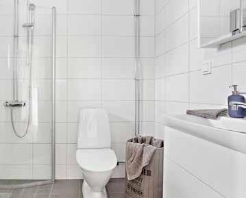 Markerad på ritningen. Inklädda ventilationskanaler i tak kan förekomma. Klinker i entré. Plastmatta i förråd. I övriga utrymmen 14 mm 3-stavs ekparkett. i våtutrymmen klinker på tätskikt.