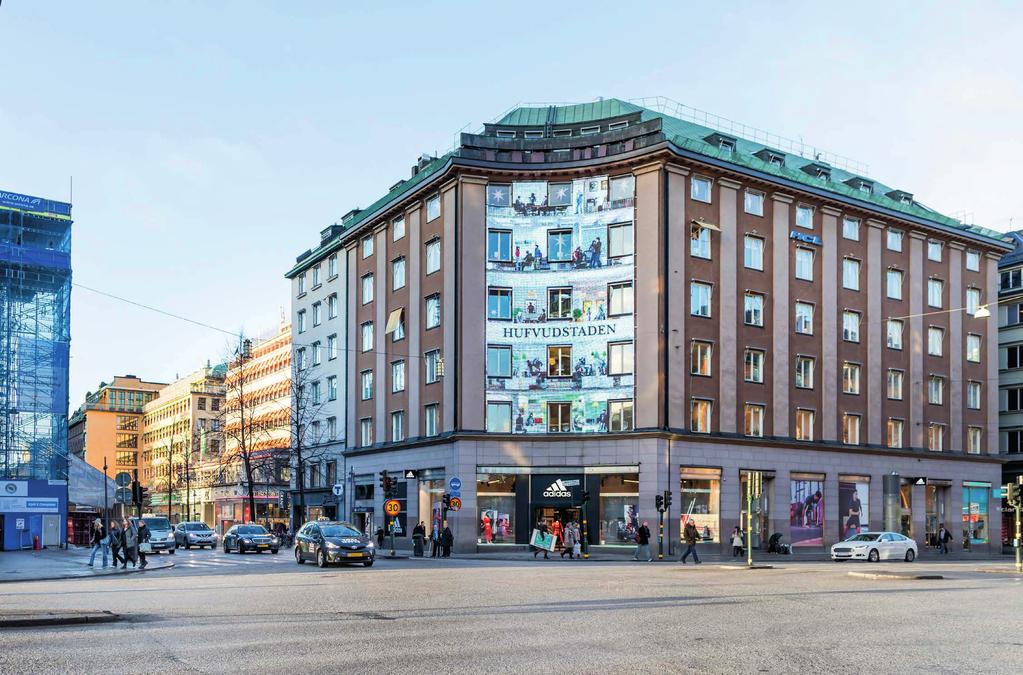 Garageplatser och cykelparkering med möjlighet till ombyte med dusch finns i intilliggande fastighet. FASTIGHETEN: Korsningen Sveavägen/Kungsgatan är en av Stockholms mest kända stadsbilder.