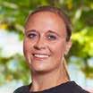 HISINGEN Nu sopar vi själva med egen maskin l NUMERA ÄR DET Zandra Jonasson och de andra miljövärdarna i distriktet som maskinsopar gångbanor och övrig ute miljö i våra områden.