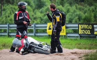 Ange TOURATECH för rabatterade priser vid bokning. DETTA INGÅR I ADVANCED: Uppvärmning på motorcykel och avancerade förarpositioner Nödbroms till fullstopp.