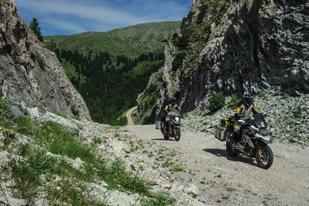 Vi är alltid minst 2 turledare på motorcykel så vi kan dela upp oss i ett snabbare och ett lugnare gäng, där vi har möjlighet att köra något kortare dagar vid ett par