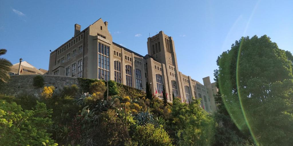 Universitetet och studierna Universitetet kallade jag ofta för Hogwarts eftersom det är så himla gigantiskt. Det ligger framför havet med en fin utsikt.