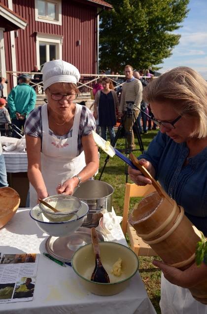 Höstmarknad med sol 14 september Mycket, sol, mycket folk, många försäljare och aktiviteter kanske den bästa marknaden någonsin!