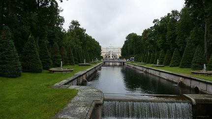 Klockan 12 blir det utfärd med Nina Holmlund till det kejserliga sommarpalatset Peterhof, som är lika praktfullt som förebilden Versailles