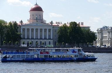 Dag 4, lördag 29.6. Tredje dagen i St. Petersburg. En skön dag i St. Petersburg Nina Holmlund drar en intressant utfärd till Botaniska trädgården och den vackra Kejserliga sommarträdgården.