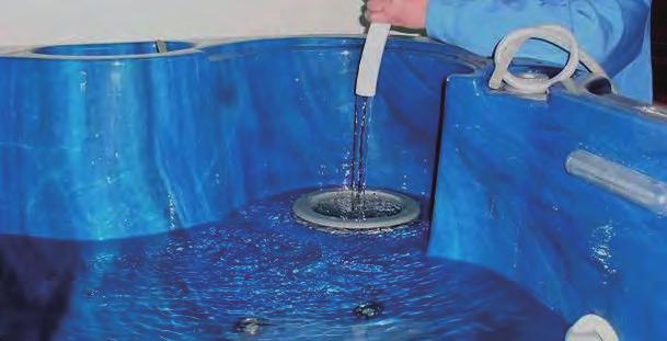 Fyll spaet med vatten, och kontrollera sedan varje anslutning för alla pumpar och hela spa anordningen och spänn åt dem för hand.