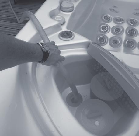 Avlägsna filtret från ditt spa och fyll på vatten genom filterhuset med en trädgårdsslang, för att förhindrar att det bildas luftfickor i rörsystemet under påfyllningen.