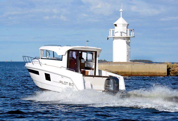 Tanumstrands skärgård är klurig, närmare land blåser det knappt alls men efter att ha passerat en mindre fjord kommer vi ut i ett gitter av öar där toppiga vågor gör livet surt för båtfararna.