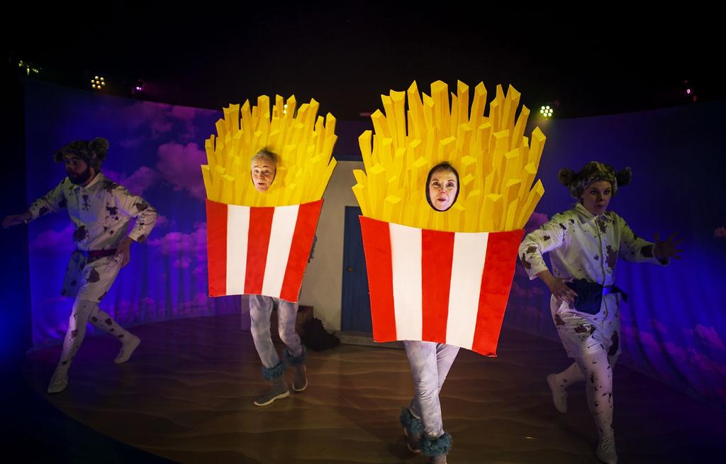 VERKSAMHETEN 2018 PUDLAR OCH POMMES - PREMIÄR Två hundar och lilla Vovve måste ge sig iväg från sitt hem. Efter en strapatsrik resa kommer de till pudlarnas land där de tas väl om hand.