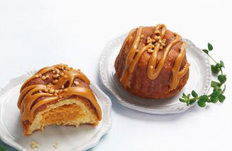 Trädgårdsbärspaj Ingredienser: Vetemjöl, socker, vatten, vegetabilisk olja och fett (raps, palm, solros), rött vinbär, svart vinbär, björnbär, hallon, äggpulver, smör, blåbär, glukossirap, stärkelse