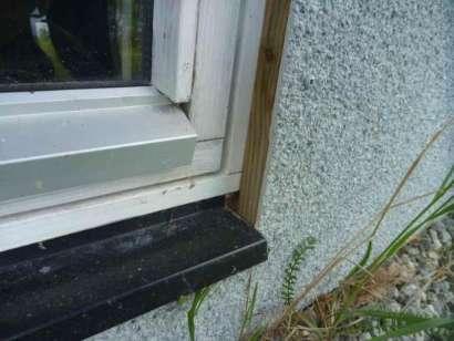 Fönster Fönsterbleck är något otäta vid infästningar. Då fönsterblecken är otäta finns risk att vatten rinner in i väggen vilket kan leda till fuktskador i väggkonstruktionen.