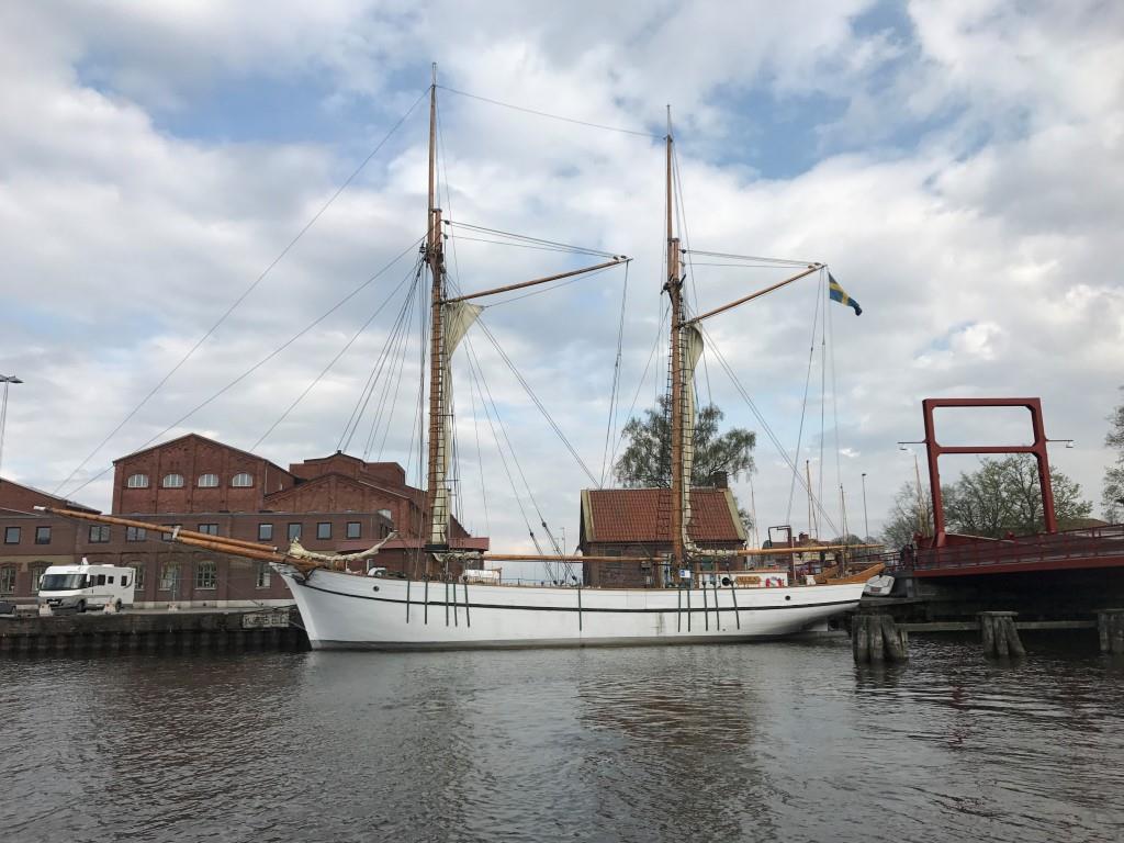 Figur 23. Bilden visar (röda pilar) hur högt upp på RAÄ 890 som skrovet är bevarat i förhållande till MINA, som har liknande mått samt konstruktion. Foto: Jim Hansson, Statens maritima museer.