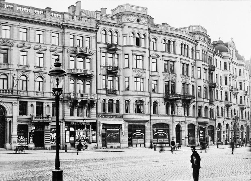 Den ursprungliga fasadens delar Foto1910-tal. Stadsmuseets Arkiv Sockel Byggnaden uppfördes på en sockel av släthuggen granit, sannolikt från Vätö i Roslagen.