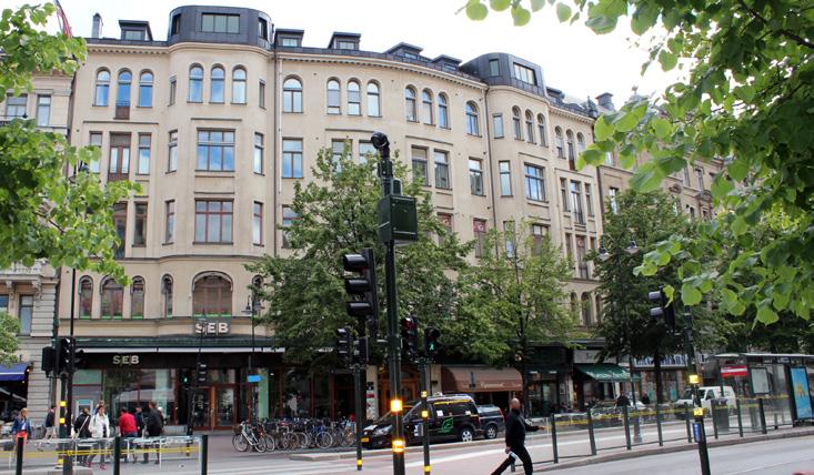 Möjligen var denna portal, och kanske även den arkivolt som omfamnade själva porten, utförd i sandsten, likt till exempel Birger Jarlspassagens fasad mot Birger Jarlsgatan från samma år som denna