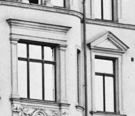 Ornamentik och dekor Den kraftiga listen betonade den första våningens tyngd, något som även dess rundbågade fönster och fasadens tunnare kvadermursindelning uttryckte.