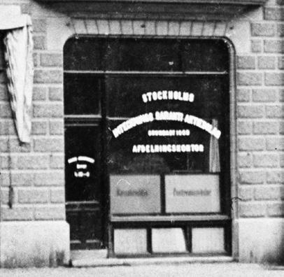 Butikernas dörr- och fönsterpartier Fönsterpartiernas mörkare snickerier och framskjutande fönsterposter Fönster och dörrar Butikernas dörr- och fönsterpartier förekom i två varianter.