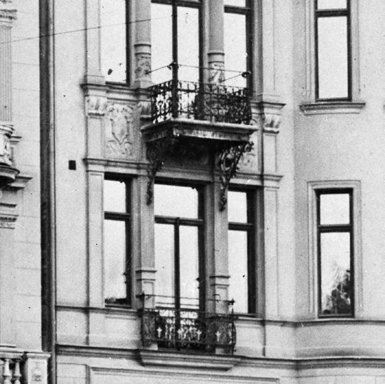 Plåt och smide Förutom förmodade plåtavtäckningar och byggnadens stuprör, vilka ligger kvar i samma läge idag som då huset byggdes, begåvades huset med åtta rikt dekorerade balkonger.