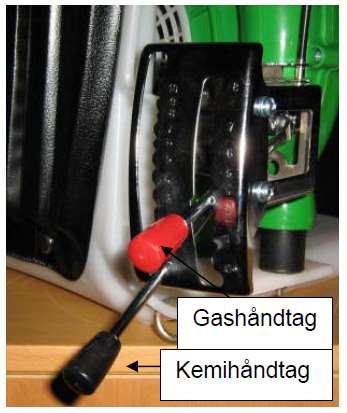 Öppna bensinhanen tryck 3-4 gånger på primern (så att slangen fylls med bensin) sätt