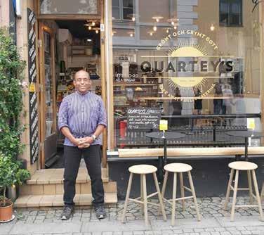 Han har en liten restaurangvagn också, som han tar till festivaler, matmässor eller gatufester, där han säljer sina fillos piroger gjorda på fillodeg med olika vegetariska fyllningar och andra