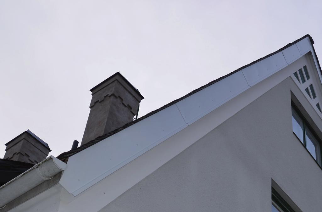 Den stora takkupan och vindskivor är av äldre utförande.
