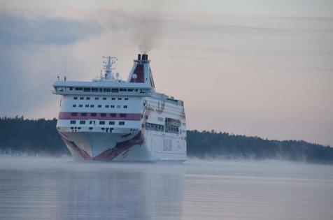 M/S Romina går mellan Räfsnäs och Fejan med stopp på bland annat Tjockö. Foto: Renée Eklind Trevligt och glatt ovanför vattenytan, men rejäl oreda under. Ett av Silja Lines fartyg stävar nordvart.