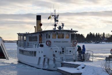 B Foto: Joel Nordstedt Följ med på Riddarfjärden Lördagen den 19 mars ordnar vi en utflykt till Rödlöga med M/S Riddarfjärden. Båten avgår från Furusund kl.11.15.