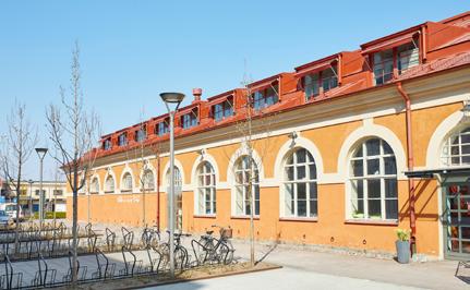 Det gör vi genom att fokusera på det som gjort oss framgångsrika; Alla våra engagerade medarbetare levererar ett jättefint arbete och gör vad som krävs i projekten, är prestigelösa och hjälper