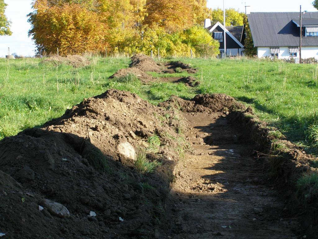 Matjordstäckets tjocklek varierade i området mellan 0,15-0,30 meter. Tydliga plog och harvspår syntes i alven.