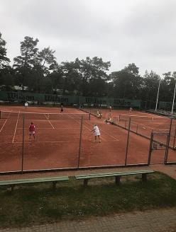Övriga serielag har haft en målsättning att vara inkluderande och introducera och upprätthålla tävlingstennis under roliga och lättsamma former.
