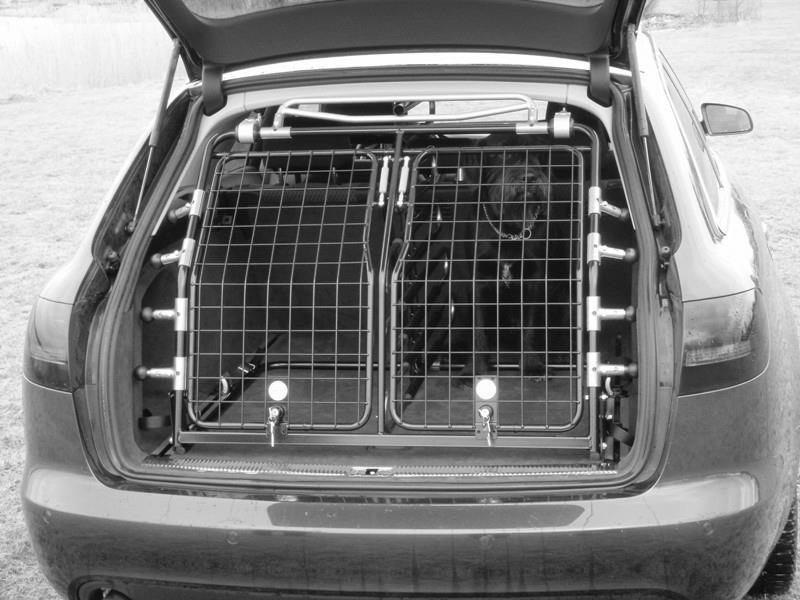 9. Montering & placering av grinden i bil: Ställ in hela enheten i bilens bagage. OBS! Golvenheten bör placeras så nära tröskelpanelen som möjligt.
