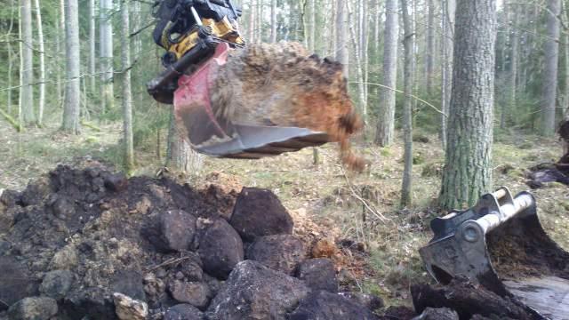 De följande fyra decimeterna är materialet blandat med finare jord, grus