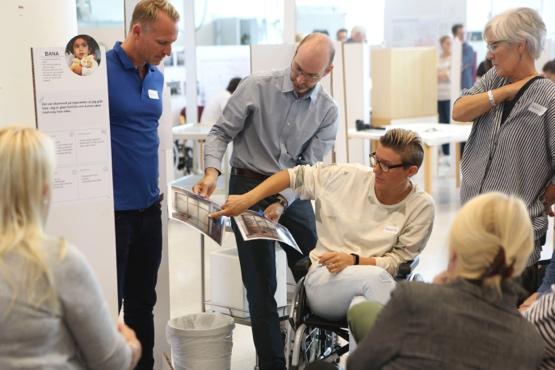 Dessa 20 ambassadörer underlättar utrullningen genom hela organisationen.