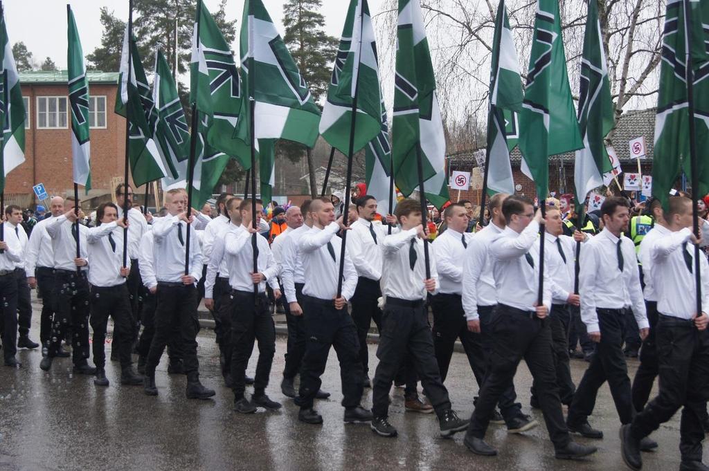 DEMONSTRATION FÖRSTA MAJ Första maj samlades runt 200 personer i Ludvika och demonstrerade under parollen Vi är inga politiker - Vi är folket.