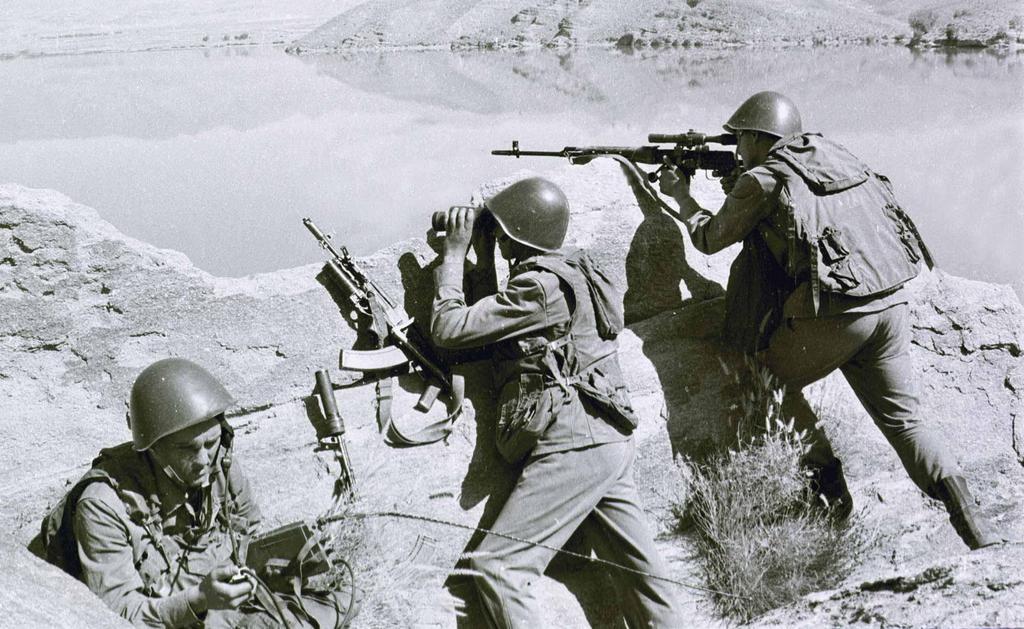 1979 -Sovjet invaderar Afghanistan, avskaffar monarkin och orsakar ett inbördeskrig.