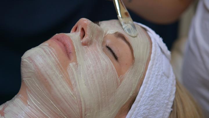 ANSIKTSBEHANDLINGAR Klassisk ansiktsbehandling (ca 90 min) Rengöring, hudanalys, peeling, ånga, porrengöring, ansiktsmassage, brynplock (ej formning), ansiktsmask samt dagcreme.