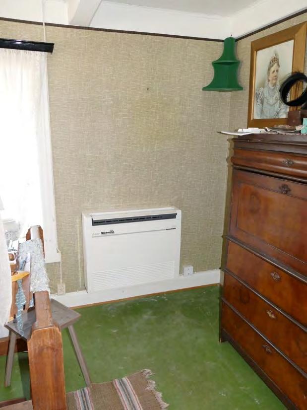Den gamla vägghängda radiatorn togs bort och spegeln placerades på annan