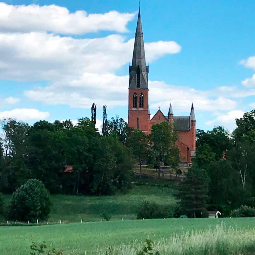 Antikvarisk bakgrund Topografi och fornlämningsmiljö Flodabygden utgörs av en kuperad terräng med skog och ett böljande odlingslandskap i dalgångar mellan höjderna.