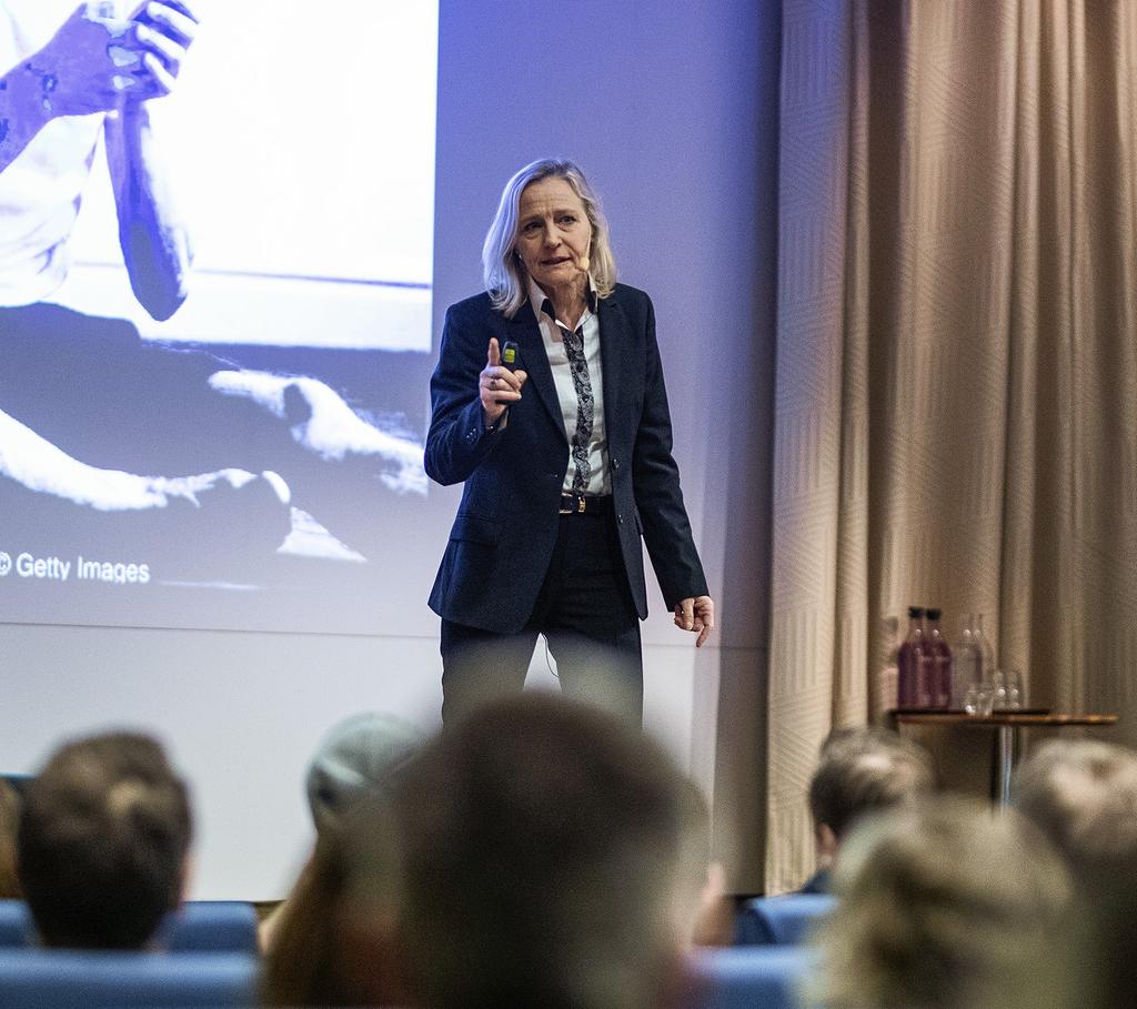 Föreläsaren Caroline Palmstedt lyfte fram neurovetenskapliga SCARF-modellen som förklarar hur hjärnan reagerar på hot och belöning. text Ylva Carlsson foto Tobias Ohls 6 Sirius 1.
