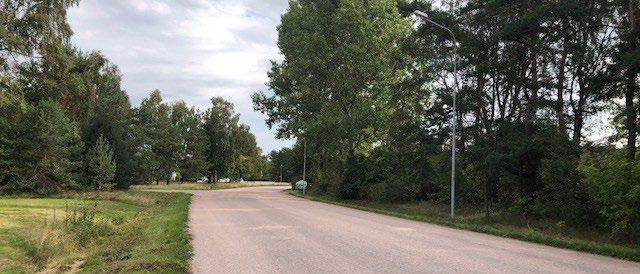 Nabolagets väg är en lokalgata som är reglerad med 40 km/h längs största delen av sträckan och med 30 km/h ca 100 m längst i norr.