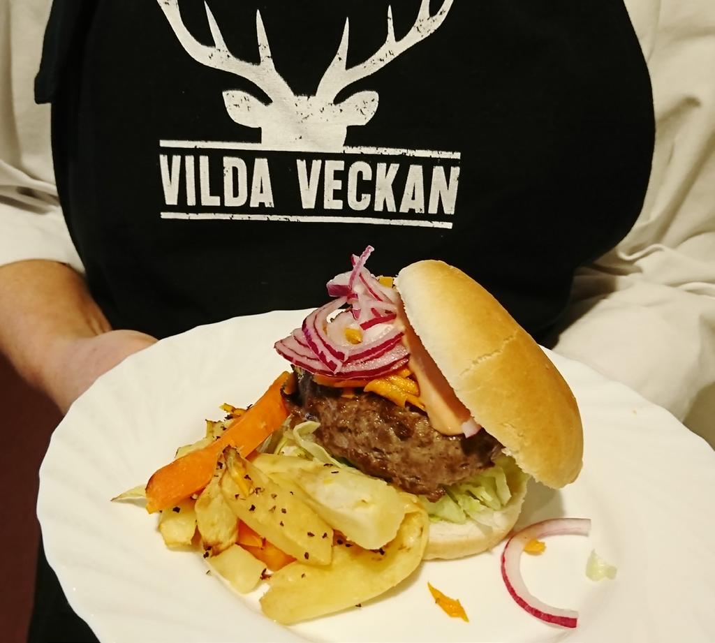 Vild hamburgare med asiatisk sallad Asiatiska smaker är inte det första man förknippar med hamburgare? Kanske är det en fördel eftersom gästerna inte jämför med de stora kedjornas burgare.