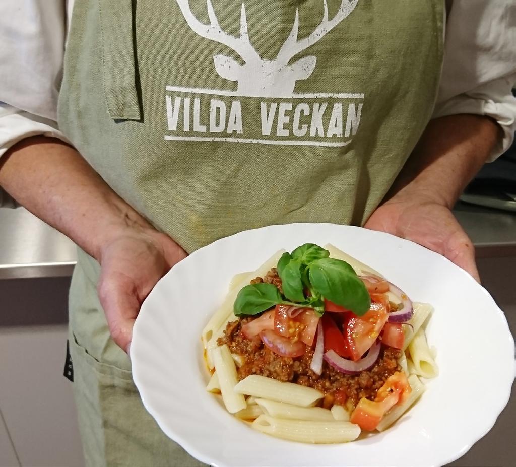 Pasta med viltfärssås Pasta med köttfärssås är en älskad klassiker 6-8 kg viltfärs 3 kg hackad gul lök (5 kg lök om du använder fryst lök) 10 kg tomatkross 1 l tomatpuré 5 kg tärnad eller riven morot