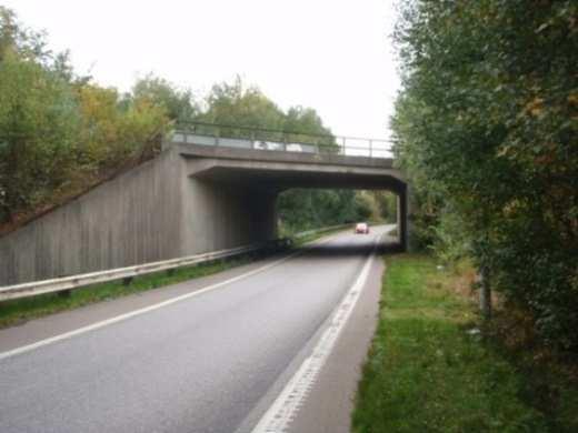 Bro i Brunnsbomotet Bron är en plattbro i betong från 1959, om totalt 37 meter fördelat på fyra spann (8,2 + 10,3 + 10,3 +9,5 meter).