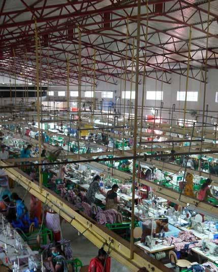 04 PÅGÅENDE ARBETE Pågående arbete hos en av våra leverantörer i Bangladesh.