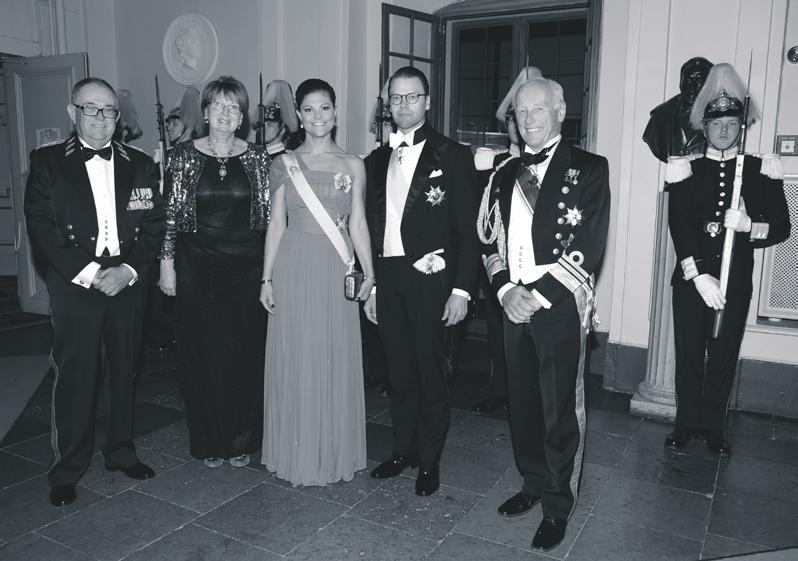 HANDLINGAR Kronprinssessan Victoria och Prins Daniel flankerade av akademiens ledning. Foto: Cia Österberg. Högtidsdagen Den 217.