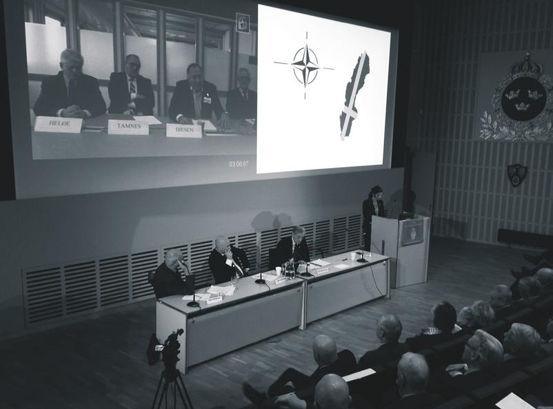 N r 4 oktober/ december 2013 Natoseminariet i Sverigesalen på Försvarshögsko lan och med norrmännen på videolänk. Foto: Björn Anderson. litiskt kontroversiell fråga.