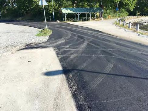 Detta trots att projektledningen för bygget lovat att man skulle gräva vid sidan av vägen. Tiden gick och juni månad gick.
