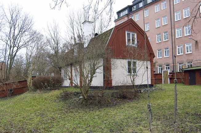 LOTSEN 19. GÅRDSHUSET SETT FRÅN TOMTEN OCH NORDVÄST. BOTTENVÅNINGEN ÄR SLÄTPUTSAD MED PROFILERADE TRÄPILASTRAR SOM MARKERAR KNUTKEDJOR. FOTO: J. MALMBERG.