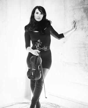 31 Kristina Leesik, fiol Examenskonsert, kandidat folkmusik Under mina tre år på KMH har jag fått uppleva mycket som bidragit till att jag utvecklas musikaliskt.